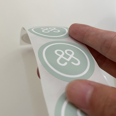 La etiqueta autoadhesiva de encargo del PVC de la prenda impermeable cortó el pegamento de la impresión con tintas del vinilo