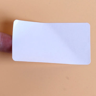 La forma cortada con tintas CMYK colorea las etiquetas en blanco impermeables ISO9001 2000