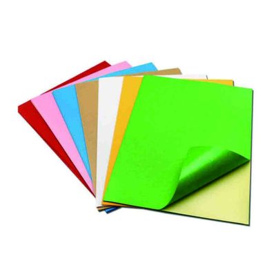 Papel adhesivo de la etiqueta engomada del vinilo del tamaño de la letra del papel de la etiqueta engomada de la pulpa de madera del premio el 100% del color A4 alto