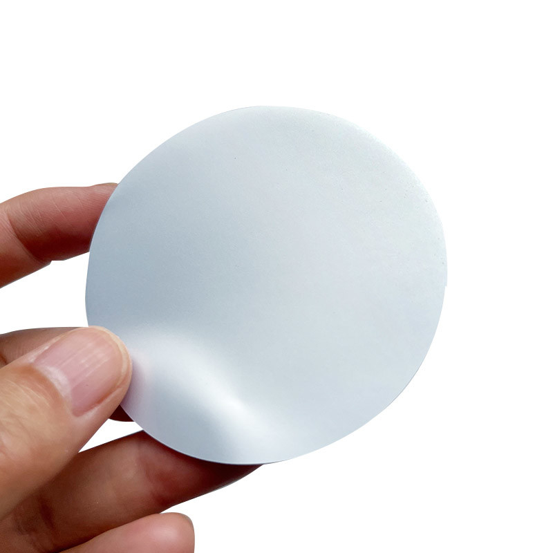 Rollo adhesivo de la etiqueta del espacio en blanco del poliéster de las etiquetas engomadas del código de barras del PVC de la prenda impermeable para la transferencia termal impresa